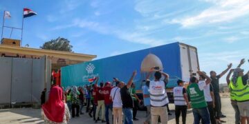 Truk-truk yang membawa bantuan kemanusiaan dari Mesir ke Gaza yang dilanda perang, mulai melewati perbatasan Rafah pada Sabtu (21/10)