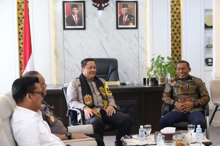 Kapolda Aceh Irjen Pol Achmad Kartiko disambut Ketua DPRA Zulfadli saat melakukan kunjungan kerja ke kantor DPRA, Senin (23/10)