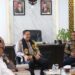 Kapolda Aceh Irjen Pol Achmad Kartiko disambut Ketua DPRA Zulfadli saat melakukan kunjungan kerja ke kantor DPRA, Senin (23/10)