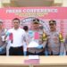 Kabag Ops Polres Aceh Utara Kompol Firdaus Jufrida didampingi Kasat Resnarkoba AKP Novrizaldi memperlihatkan barang bukti obat Tramadol dalam konferensi pers di Polres Aceh Utara, Senin (23/10)