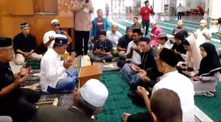 Prosesi pensyahadatan dan masuk Islam 4 orang warga asal Prancis di Mesjid Raya Baiturrahman Banda Aceh, Jumat (27/10)