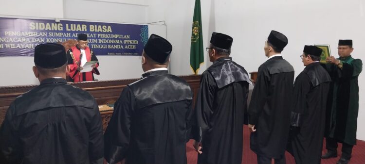 Ketua Pengadilan Tinggi Banda Aceh, mengambil sumpah 5 orang advokat dari Perkumpulan Pengacara dan Konsultan Hukum Indonesia (PPKHI), Rabu pagi (4/10)