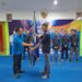 Ketua PWI Aceh Nasir Nurdin menyerahkan pataka PWI kepada Ketua PWI Pidie Jaya Ikhsan pada penutupan Konferensi I PWI Pidie Jaya, Rabu, 4 Oktober 2023. (Dok. PWI Aceh)