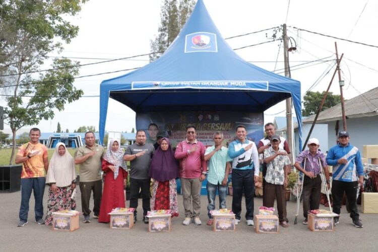 Danlanud SlM Kolonel Pnb Yoyon Kuscahyono bersama Pj Bupati Aceh Besar Muhammad Iswanto menyerahkan bantuan sosial kepada masyarakat dalam rangka HUT ke-78 TNI di Blang Bintang, Sabtu (7/10)