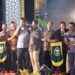 Kapolda Aceh Irjen Pol Achmad Kartiko dan Pangdam IM Mayjen TNI Novi Helmy Prasetya nyanyi bersama saat syukuran HUT ke-78 TNI, di Lapangan Sanggamara Makodam IM, Sabtu malam (7/10)