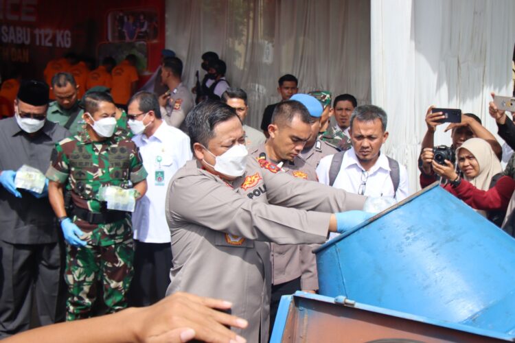 Kapolda Aceh Irjen Pol Achmad Kartiko memimpin pemusnahan 112 kilogram narkotika jenis sabu di Mapolda Aceh di Banda Aceh, Rabu (11/10)