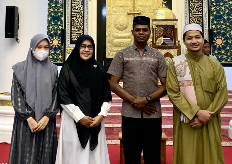 Seorang Anggota TNI AD asal Papua bernama Nato Natalius Yusup Sinamoa masuk Islam dan mengucapkan dua kalimah syahadat di Masjid Keuchik Leumiek, Lamseupeung, Lueng Bata Kota Banda Aceh, Kamis (19/10)