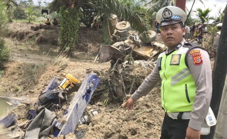 Insiden kecelakaan lalu lintas tunggal truk Fuso pengangkut Loder meluncur di turunan Lae Petal Desa Pangkalan Sulampi, Kecamatan Suro, Kabupaten Aceh Singkil, Selasa (24/10) sekitar pukul 11.00 Wib