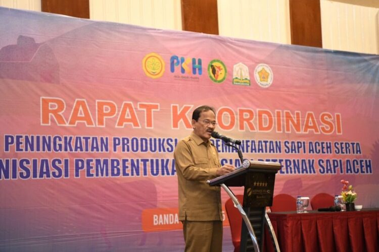 Plt Asisten II Setda Aceh Mawardi menyampaikan sambutan Pj Gubernur Aceh pada Rapat Koordinasi Peningkatan dan Pemanfaatan Sapi Aceh serta inisiasi pembentukan Asosiasi Peternak Sapi Aceh, di Hotel Hermes Palace, Selasa (24/10)