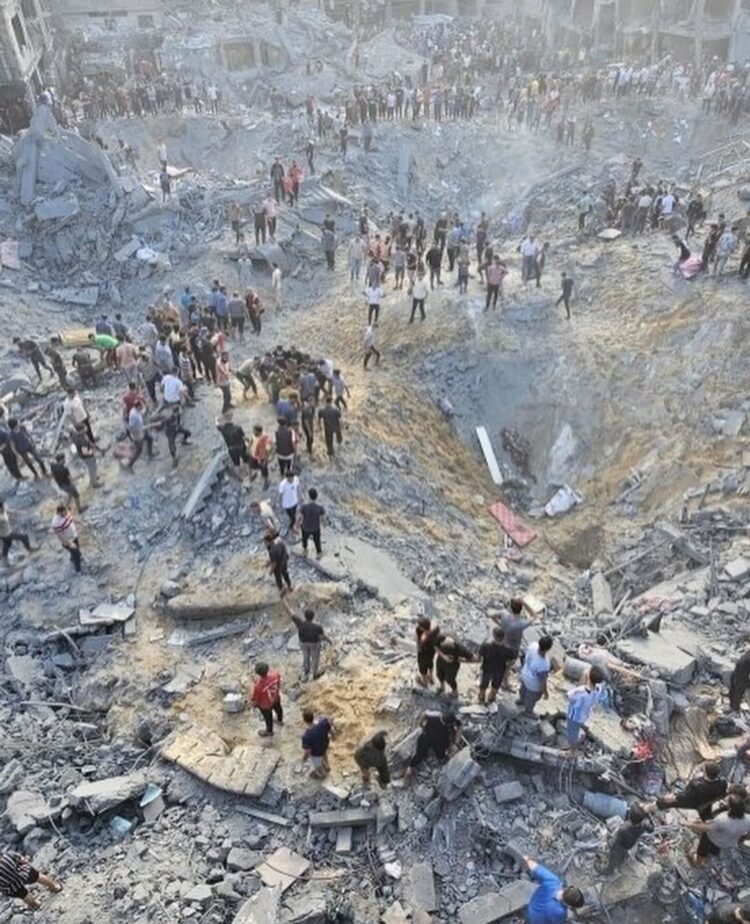 Israel serang kamp pengungsi Jabalia di Jalur Gaza, lebih dari 100 orang meninggal dunia, Selasa (31/10). (Foto. BBC)