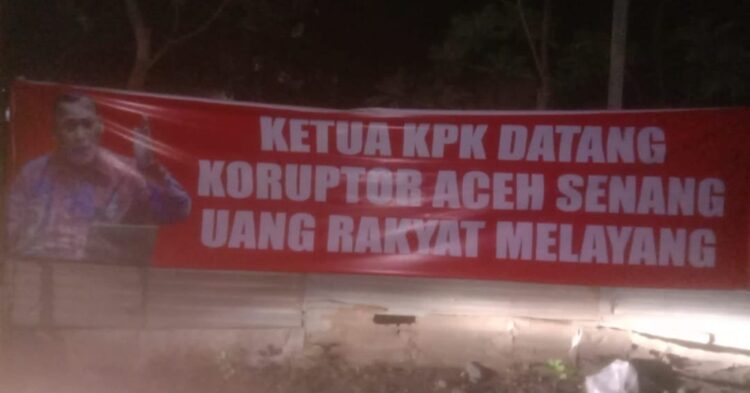 Spanduk menyambut kedatangan Ketua KPK Firli Bahuri ke Aceh