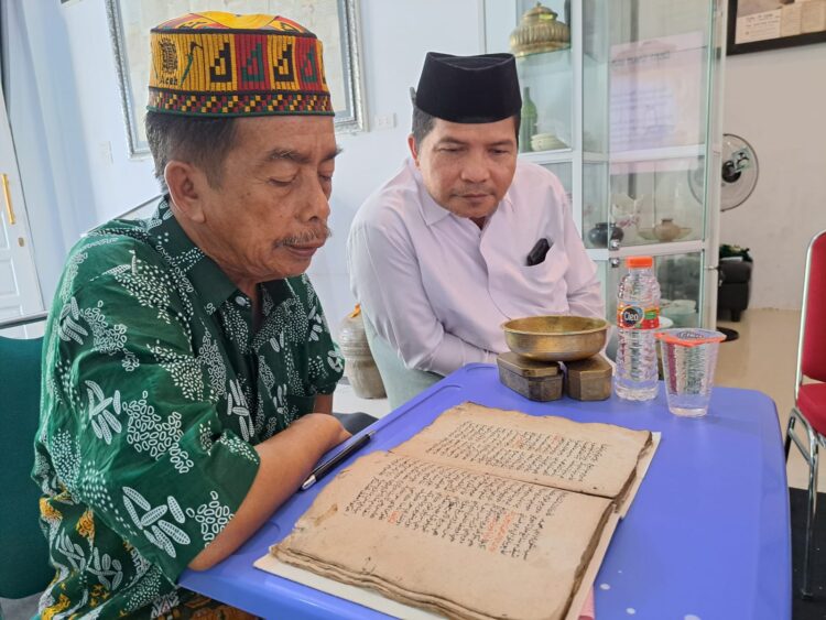Ketua MPU Aceh Tgk H Faisal Ali saat mengunjungi pameran rempah Aceh di Rumoh Manuskrip Aceh milik Tarmizi A Hamid di Gampong Ie Masen Kayee Adang, Banda Aceh, Sabtu pagi (11/11/2023)