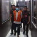 Tim penyidik Kejari Pidie Jaya menggiring mantan Direktur PDAM Tirta Krueng Meureudu ke mobil tahanan. (Foto: Dok. Kejari Pidie Jaya)