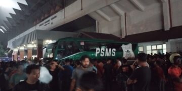 Penonton melempar botol dan mengepung pemain PSMS dalam laga lanjutan Grup A Liga 2 2023/2024 antara Persiraja Banda Aceh dan PSMS Medan di Stadion Harapan Bangsa Lhong Raya, Banda Aceh, Sabtu malam (18/11)