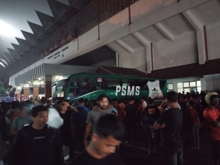 Penonton melempar botol dan mengepung pemain PSMS dalam laga lanjutan Grup A Liga 2 2023/2024 antara Persiraja Banda Aceh dan PSMS Medan di Stadion Harapan Bangsa Lhong Raya, Banda Aceh, Sabtu malam (18/11)
