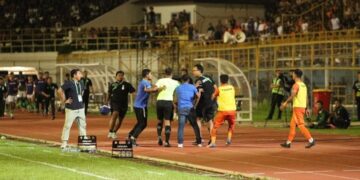 Suasana awal keributan antara official Persiraja dengan tim medis PSMS Medan sebelum laga berakhir di Stadion Harapan Bangsa Lhong Raya Banda Aceh, Sabtu malam (18/11) (Foto: Dok Persiraja)