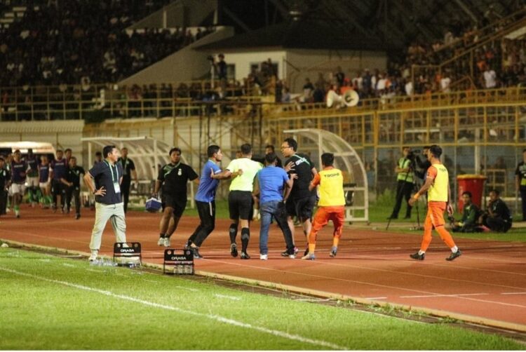 Suasana awal keributan antara official Persiraja dengan tim medis PSMS Medan sebelum laga berakhir di Stadion Harapan Bangsa Lhong Raya Banda Aceh, Sabtu malam (18/11) (Foto: Dok Persiraja)