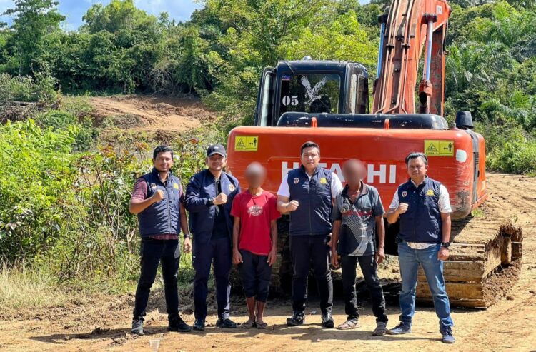 Tim Unit IV Subdit IV Tipiter Ditreskrimsus Polda Aceh mengamankan satu orang terduga pelaku illegal mining di Desa Baroeh Gapui, Kecamatan Indra Jaya, Kabupaten Pidie