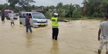 Akibat intensitas hujan deras yang mengguyur wilayah Nagan Raya menyebabkan debit air Sungai Krueng Tripa meluap sehingga memicu terjadinya banjir yang menggenangi rumah warga dan fasilitas umum, Selasa (21/11)