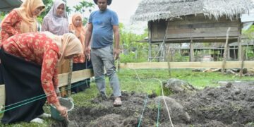Ketua Dharma Wanita Persatuan (DWP) Aceh Mellani Subarni saat melakukan peletakan batu pertama pembangunan Rumah Sangat Sederhana, di Gampong Lamteuba Droe, Aceh Besar, Selasa (21/11)