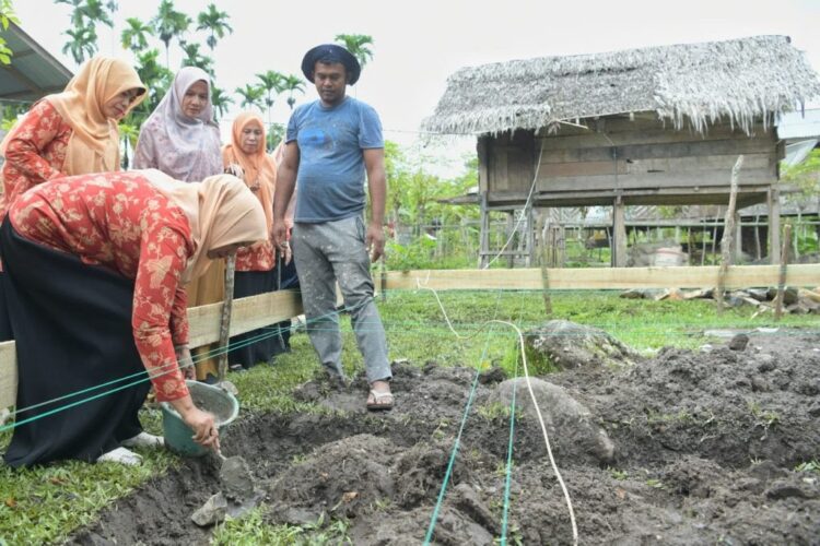 Ketua Dharma Wanita Persatuan (DWP) Aceh Mellani Subarni saat melakukan peletakan batu pertama pembangunan Rumah Sangat Sederhana, di Gampong Lamteuba Droe, Aceh Besar, Selasa (21/11)