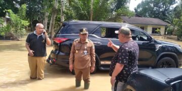 Pj Bupati Aceh Jaya, Dr. Nurdin melakukan peninjauan ke desa-desa lokasi yang terdampak banjir pada Selasa (21/11/2023).