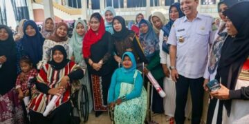 Pj Gubernur Aceh Achmad Marzuki mendampingi Menteri Pemberdayaan Perempuan dan Perlindungan Anak Bintang Puspa Yoga dalam roadshow Peringatan Hari Ibu ke-95, di Balee Meuseuraya Aceh, Banda Aceh, Rabu (22/11)