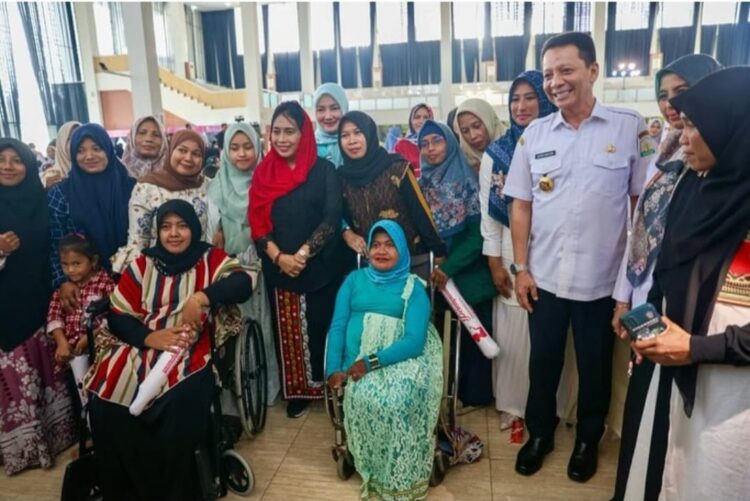 Pj Gubernur Aceh Achmad Marzuki mendampingi Menteri Pemberdayaan Perempuan dan Perlindungan Anak Bintang Puspa Yoga dalam roadshow Peringatan Hari Ibu ke-95, di Balee Meuseuraya Aceh, Banda Aceh, Rabu (22/11)