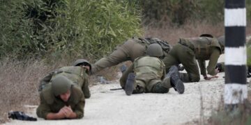 Pasukan penjajah Israel bersembunyi dan berlindung dari serangan pejuang Hamas