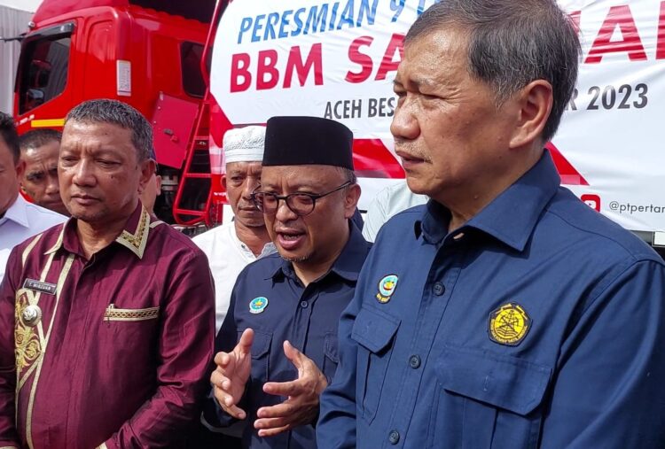 Anggota Komite BPH Migas Abdul Halim (tengah) saat memberikan keterangan kepada wartawan usai peresmian BBM satu harga di Fuel Terminal BBM Krueng Raya, Aceh Besar, Jum'at (24/11)