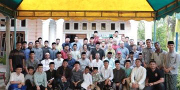 Pj Bupati Aceh Besar Muhammad Iswanto didampingi Ketua Kafilah Farhan AP mengunjungi pemondokan Kafilah MTQ Kabupaten Aceh Besar, Gampong Air Dingin, Simeulue, Sabtu (25/11)