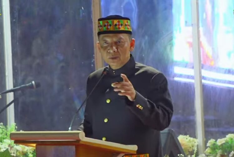 Pj Gubernur Aceh Achmad Marzuki, saat memberikan sambutan singkat sekaligus membuka secara resmi MTQ ke-36 Aceh tahun 2023, di lapangan Meuligoe Bupati Simeulue, Ahad malam (26/11)