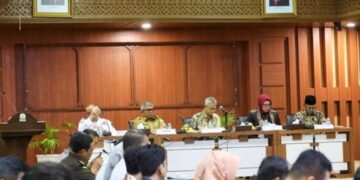 Sekda Aceh Bustami Hamzah saat menghadiri rapat persiapan dan kesiapan Pemilu 2024 dengan Komisi II DPR-RI di Gedung Serbaguna Setda Aceh, Banda Aceh, Senin (27/11)