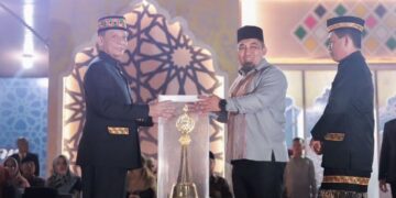 Pj Bupati Aceh Besar Muhammad Iswanto menyerahkan Piala Bergilir kepada Pj Gubernur Aceh Achmad Marzuki pada saat pembukaan MTQ ke-36 Provinsi Aceh, di Lapangan Alun-Alun Pendopo Bupati Simeulue, Ahad malam (26/11)