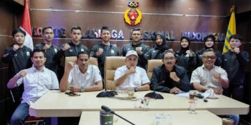 Ketua Umum KONI Aceh Abu Razak melepas karateka Aceh yang akan bertanding pada Kejuaraan KL Mayor’s Cup Karate Championship di Kuala Lumpur, Malaysia, di Sekretariat KONI Aceh, Senin (27/11)