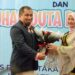 Pj Bupati Aceh Besar Muhammad Iswanto menyerahkan bucket bunga kepada Cut Rezky Handayani usai dinobatkan sebagai Bunda Lestari Aceh Besar, Rabu (29/11)