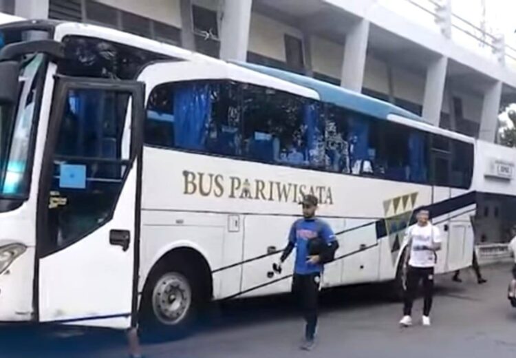 Bus yang membawa tim Persiraja Banda Aceh dilempar orang tidak dikenal (OTK) Jum'at sore (24/11) saat tim sedang melakukan latihan di Stadion Baharoeddin Siregar, Deli Serdang, jelang laga menghadapi Sada Sumut FC Sabtu sore (25/11)