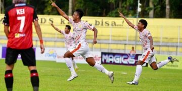 Pemain Persiraja Banda Aceh Adam Maulana merayakan gol kedua ke gawang tuan Sada Sumut di Stadion Baharoeddin Siregar Lubuk Pakam Deli Serdang, Sabtu sore (25/11)