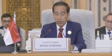 Presiden Jokowi mendesak gencatan senjata segera Israel ke Jalur Gaza Palestina dalam rapat darurat Organisasi Kerja Sama Islam (OKI) di Riyadh, Saudi, Sabtu (11/11). (Foto: Tangkapan layar YouTube OKI)