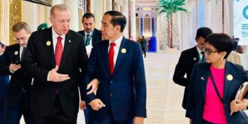 Presiden Turki Recep Tayyip Erdogan menggandeng erat tangan Presiden Indonesia Joko Widodo (Jokowi) saat hendak melakukan pertemuan bilateral di Riyadh, Arab Saudi, Sabtu (11/11)