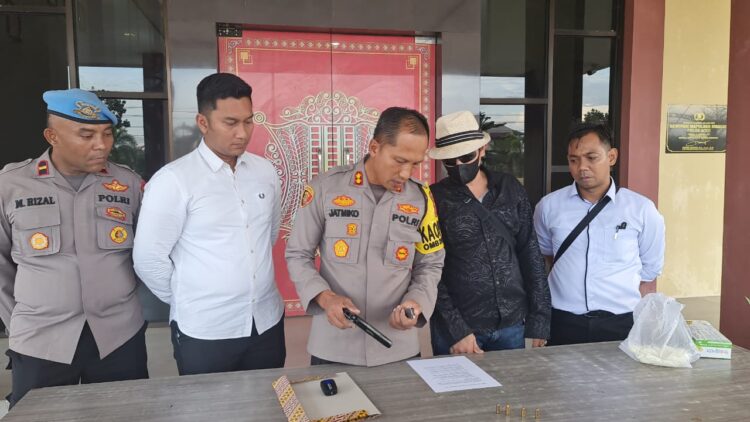 Kapolres Bireuen AKBP Jatmiko menerima satu pucuk senjata api genggam jenis FN dan empat butir peluru sisa konflik Aceh, yang diserahkan oleh warga Bireuen berinisial R (45), yang merupakan mantan kombatan GAM. (Foto: Dok. Polres Bireuen)