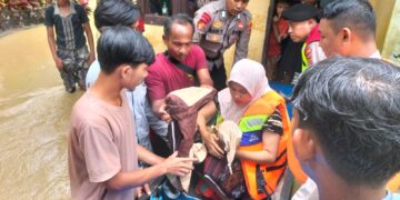 Proses evakuasi warga yang terjebak banjir di Kabupaten Aceh Barat, Selasa (21/11)