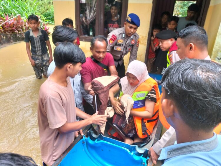 Proses evakuasi warga yang terjebak banjir di Kabupaten Aceh Barat, Selasa (21/11)