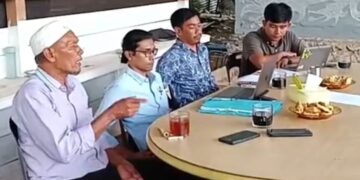 Kepala Operasional LBH Banda Aceh Muhammad Qodrat (tengah) mendampingi perwakilan masyarakat korban pengadaan lahan pembangunan PLTA Peusangan