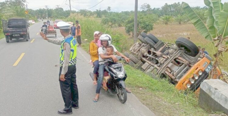 Satu truk tronton pengangkut semen terbalik ke sawah di Jalan Nasional Banda Aceh – Meulaboh, Desa Peuribu, Kecamatan Arongan Lambalek, Aceh Barat, Ahad (26/11)