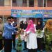 Ketua PGRI Banda Aceh Zulfikar SE MSi menyerahkan pohon kepada kepala sekolah dalam rangka memperingati HUT ke-78 PGRI dan HGN Tahun 2023, di Sekretariat PGRI Banda Aceh di SMAN 15 Adidarma Banda Aceh, Rabu (29/11)