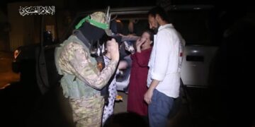 Para tawanan melambaikan tangan kepada pejuang Gaza sebagai tanda perpisahan