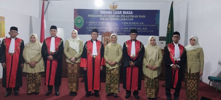 Ketua Pengadilan Tinggi (KPT) Banda Aceh Dr Suharjono SH MHum, Jum’at (1/12) melantik empat ketua pengadilan negeri (KPN). (Foto: Humas PT Banda Aceh)