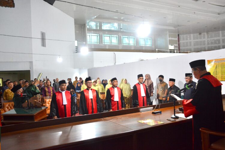 Ketua Pengadilan Tinggi Banda Aceh Dr Suharjono SH MHum melakukan pengambilan sumpah, pelantikan dan serah terima jabatan 8 ketua pengadilan negeri (PN) di Aceh pada 6-7 Desember 2023