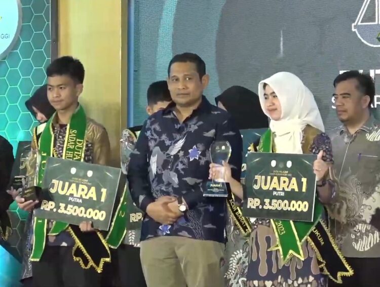 Asintel Kejati Aceh Mukhzan SH MH foto bersama Muhammad Fitrah Aulia dan Luthfia Rahmah asal Kota Sabang yang terpilih sebagai Duta Pelajar Sadar Hukum Aceh Tahun 2023, Sabtu malam (9/12)